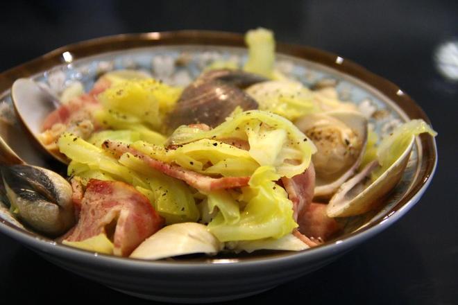 《昨日的美食》之培根高丽菜蛤蜊蒸的做法