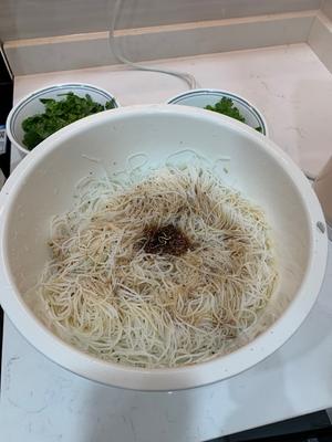 夏季炎热没胃口吃粥必配的广东炒米粉的做法 步骤3