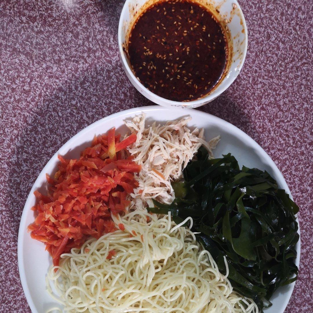 厨师长教你：“鸡丝凉面”的家常做法，味道好极了，先收藏起来