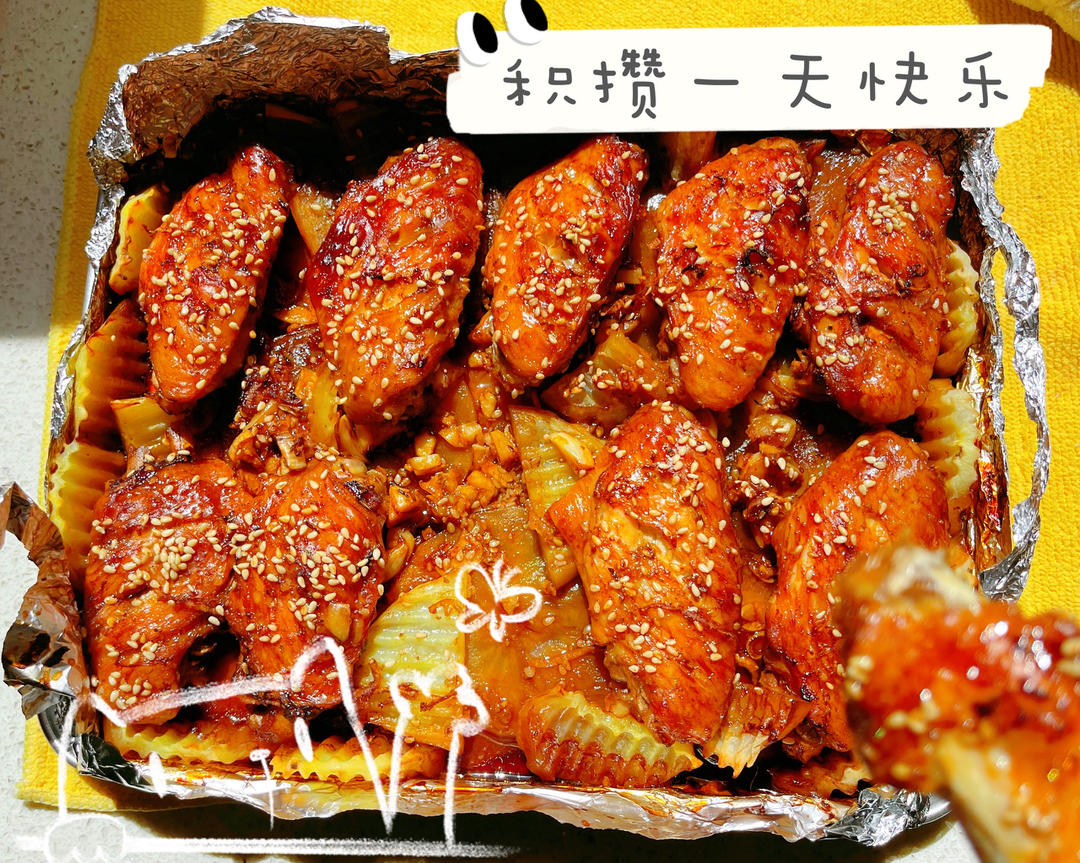 蜜汁蒜香孜然烤鸡翅+土豆片【烤箱版】好吃到舔手指！