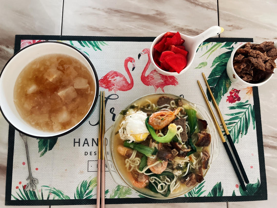 一碗清汤面 🍜 —— 秋日里的治愈系