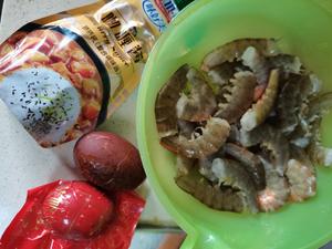 快手超简单咖喱鸭蛋黄大虾的做法 步骤2