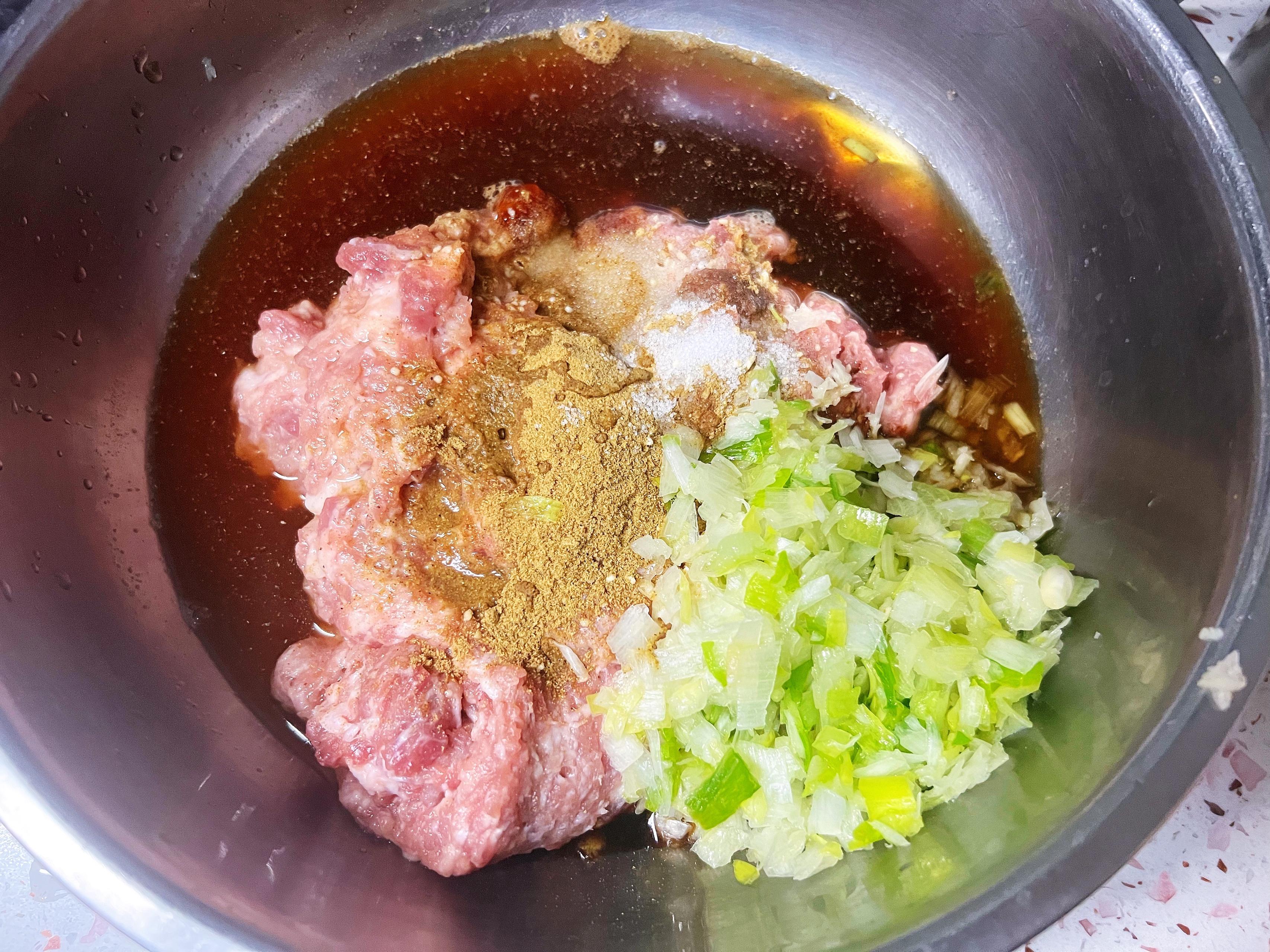 多汁猪肉饺子（面皮肉菜精确）的做法 步骤5