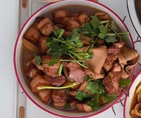 红烧肉炖鹌鹑蛋
