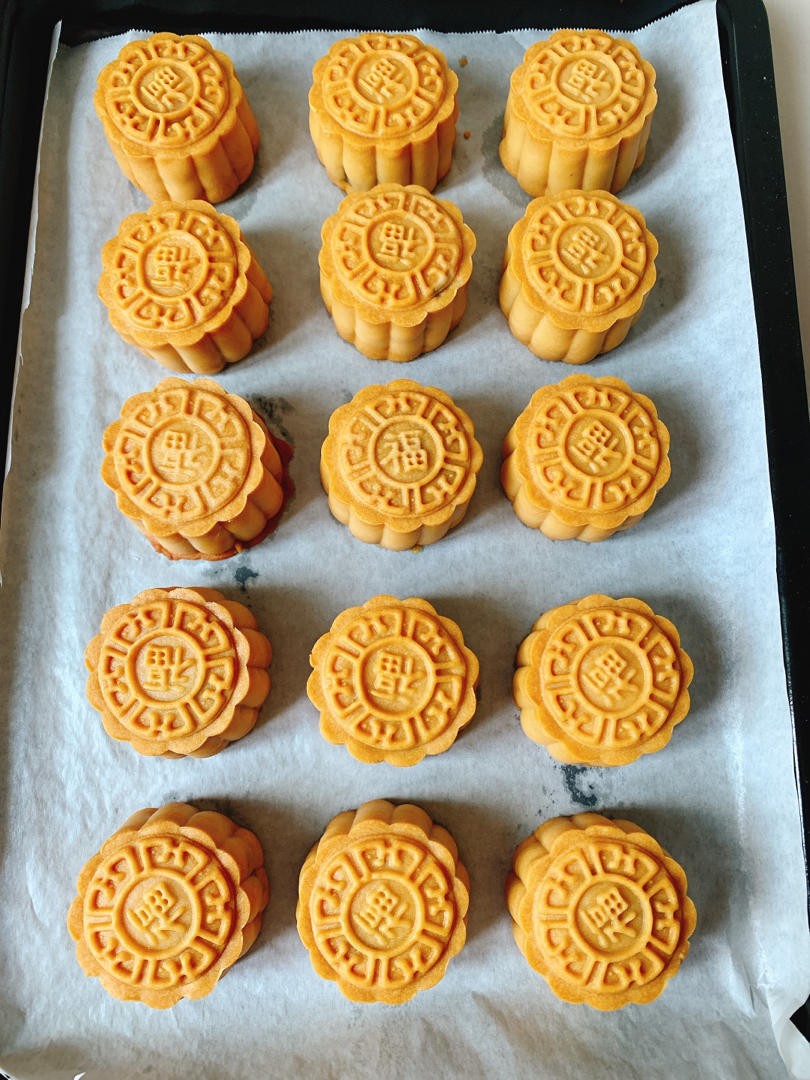 广式豆沙蛋黄月饼（步骤超详细，新手适用）