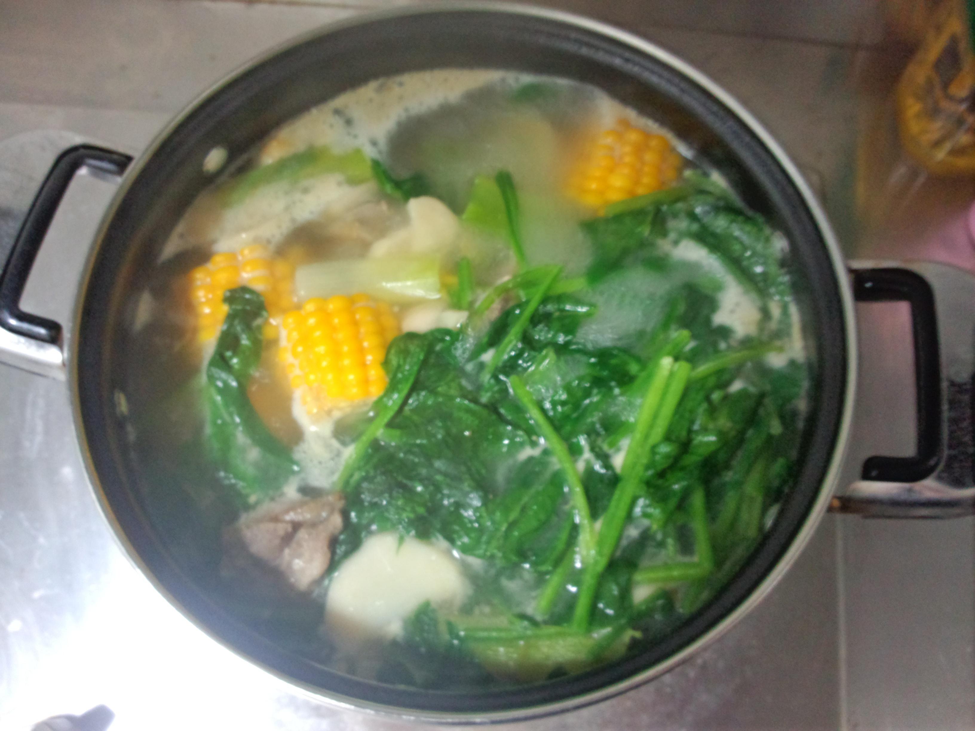 排骨玉米蘑菇菠菜汤