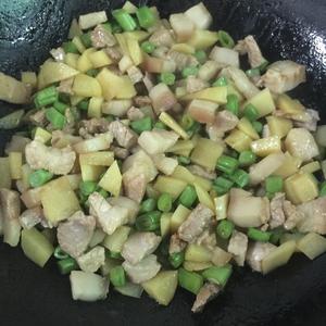 五花肉土豆芸豆焖饭的做法 步骤4