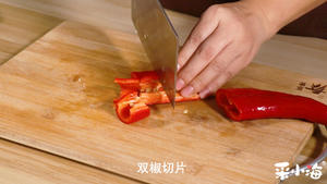 蔬菜也能吃出海鲜味——酱香双椒炒双菇的做法 步骤3
