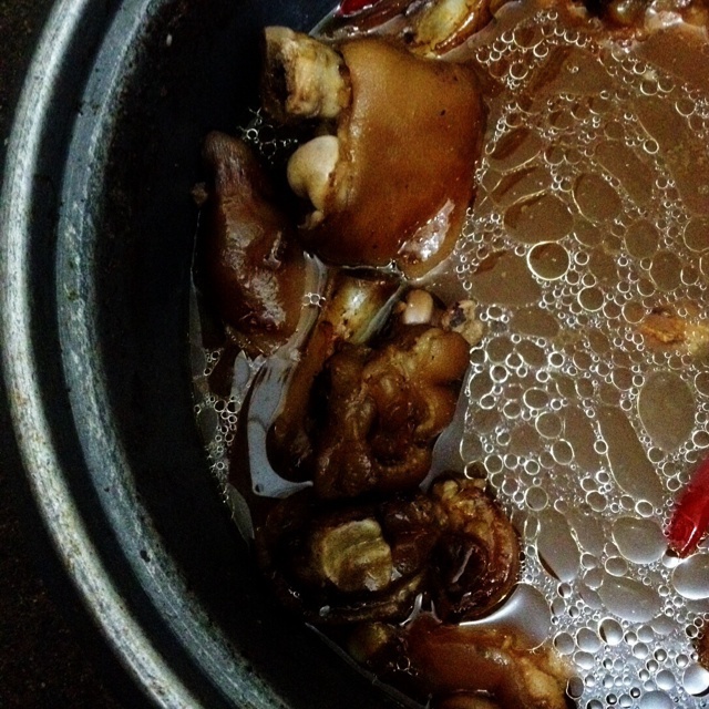 南乳花生猪脚煲