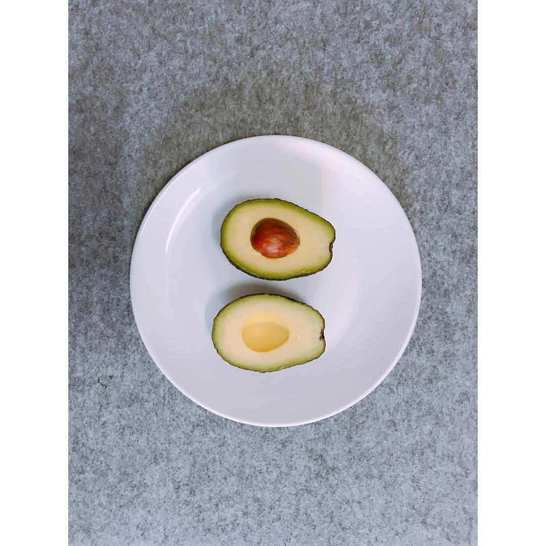 饿了，挖个牛油果吃