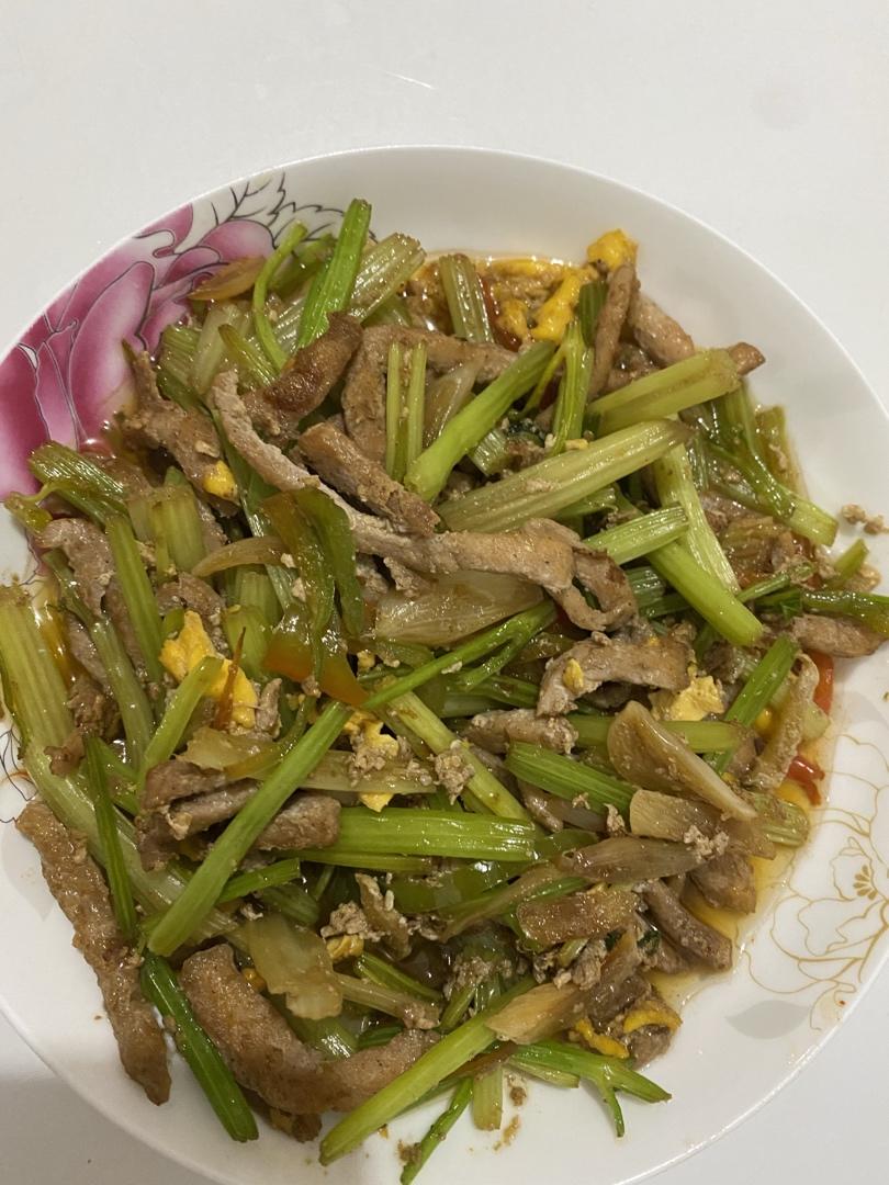 芹菜炒肉的新方法（这样炒出来的芹菜脆，肉丝嫩滑）