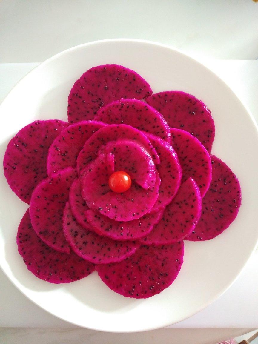 小小室做的火龙果花美丽的水果摆盘