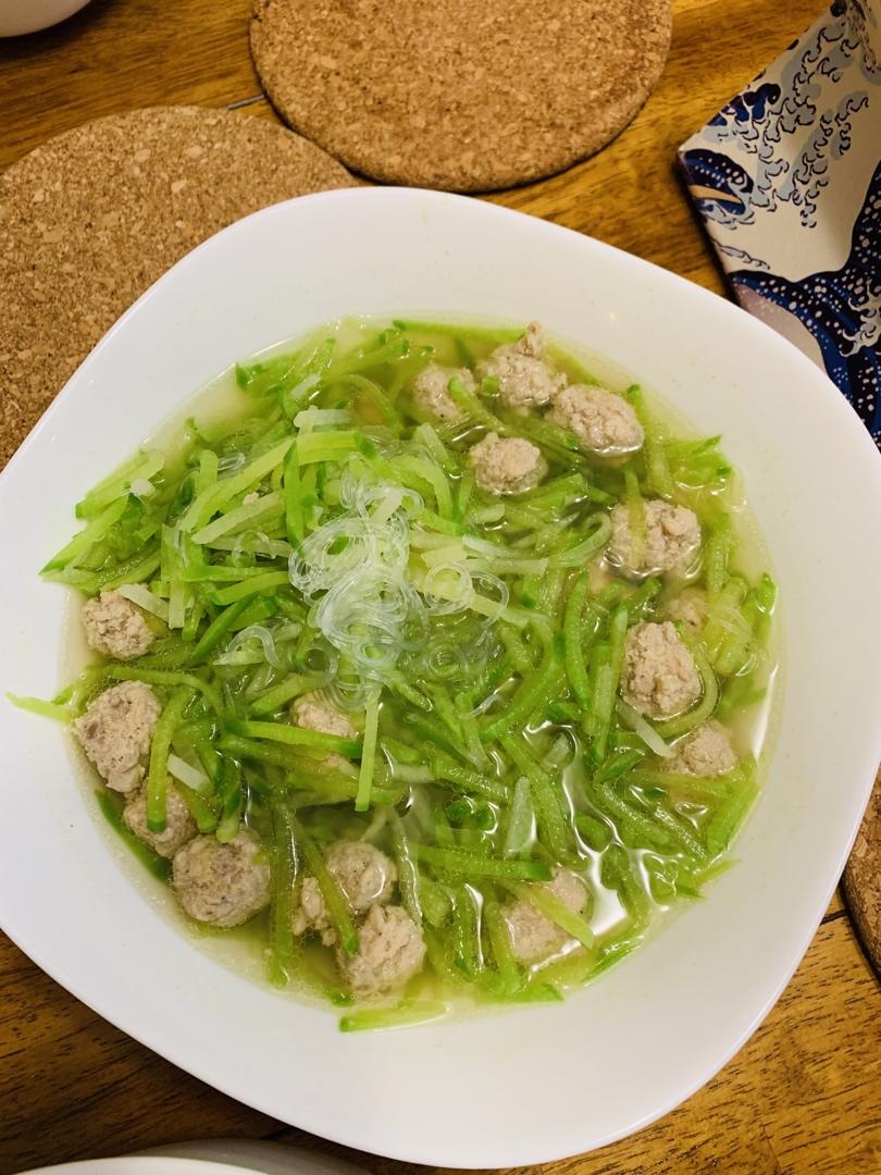 好喝又营养✅冬季离不开的粉丝萝卜丸子汤。