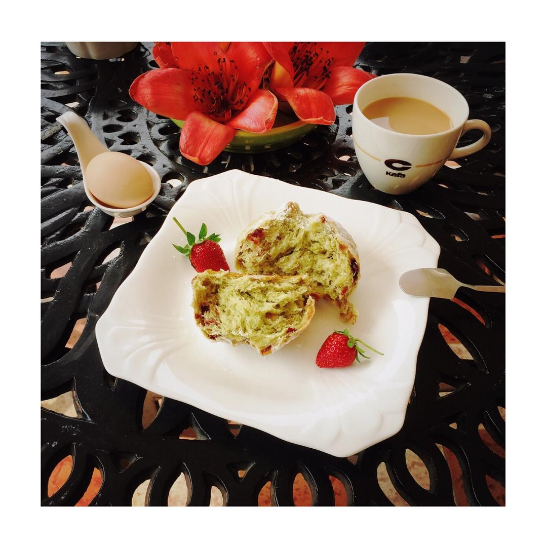 #蔓越莓核桃艾汁麦香包#