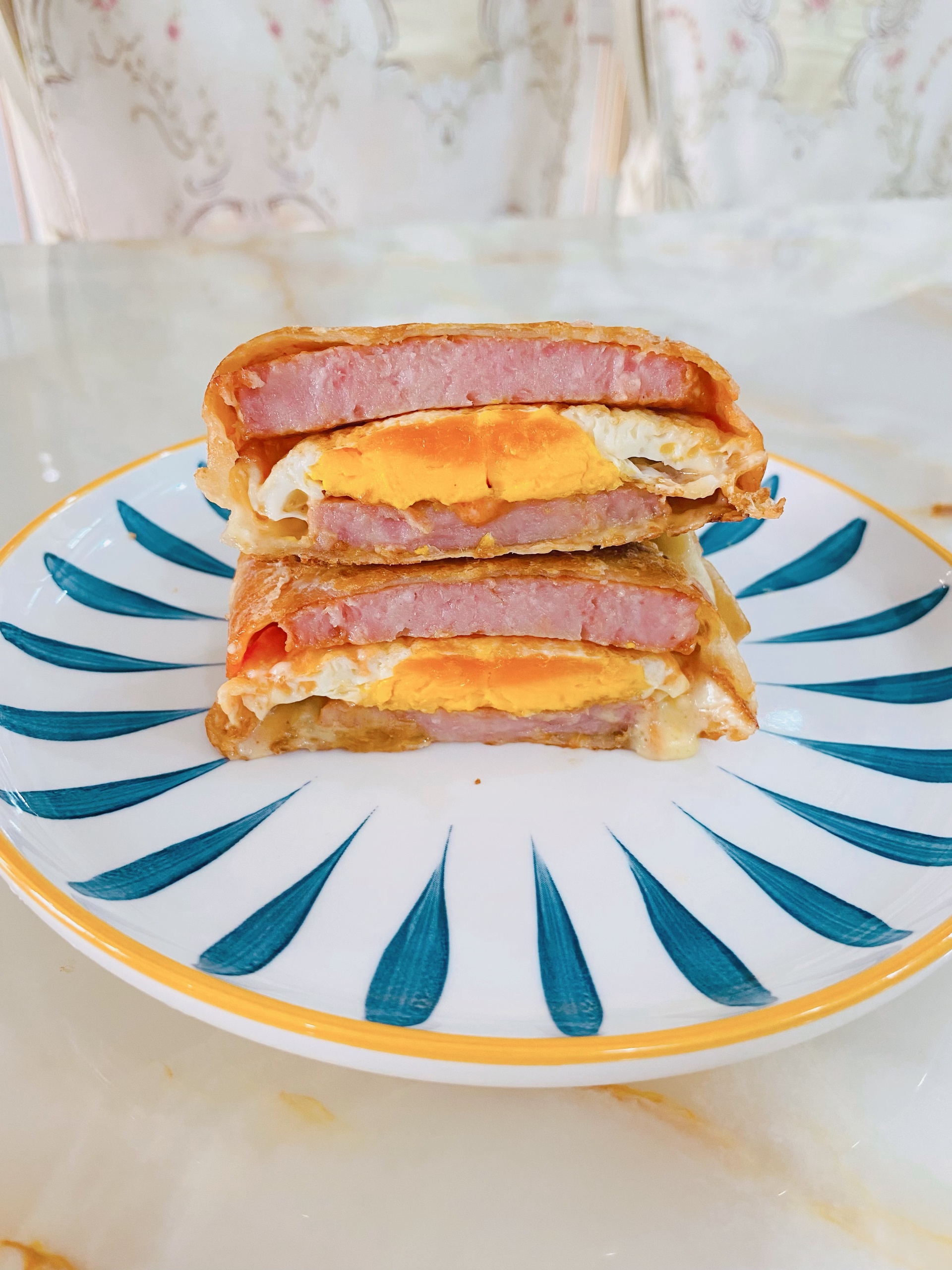 早餐：三明治午餐肉（手抓饼版）的做法 步骤11