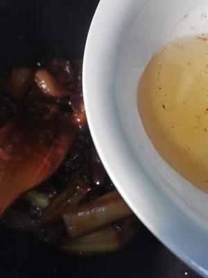 传统鲁菜：葱烧海参的做法 步骤13