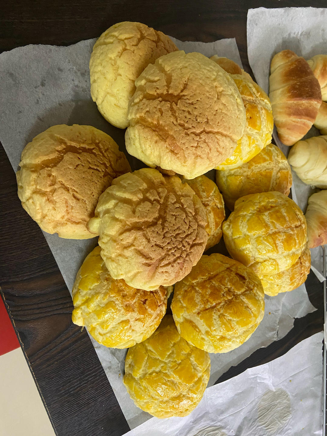 好吃到炸裂的港式菠萝包（附带制作酥皮的小视频）