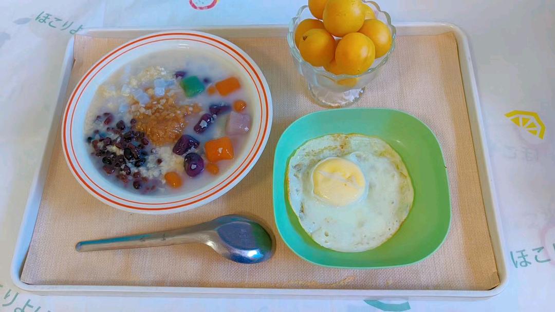 芋圆跟糯米饭的结合怎么会不好吃呢？糯叽叽脑袋的最爱：蜜豆椰果芋圆糯米饭。甜甜糯糯，料多多，简单好吃又好做。炎热的夏季来上一碗，简直爽翻天。