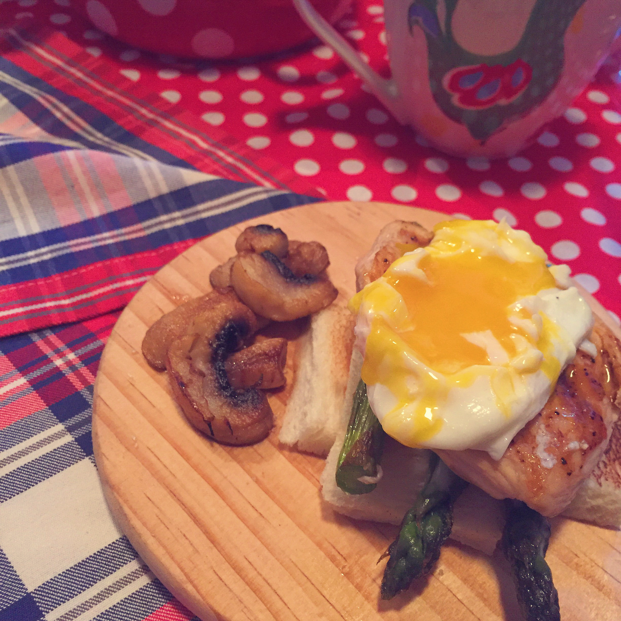 吐司芦笋口蘑水波蛋配煎鸡胸肉