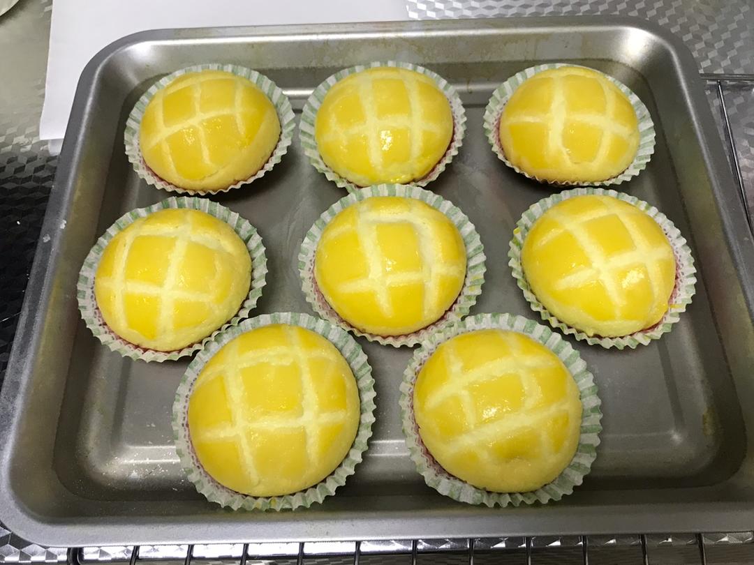 好吃到炸裂的港式菠萝包（附带制作酥皮的小视频）