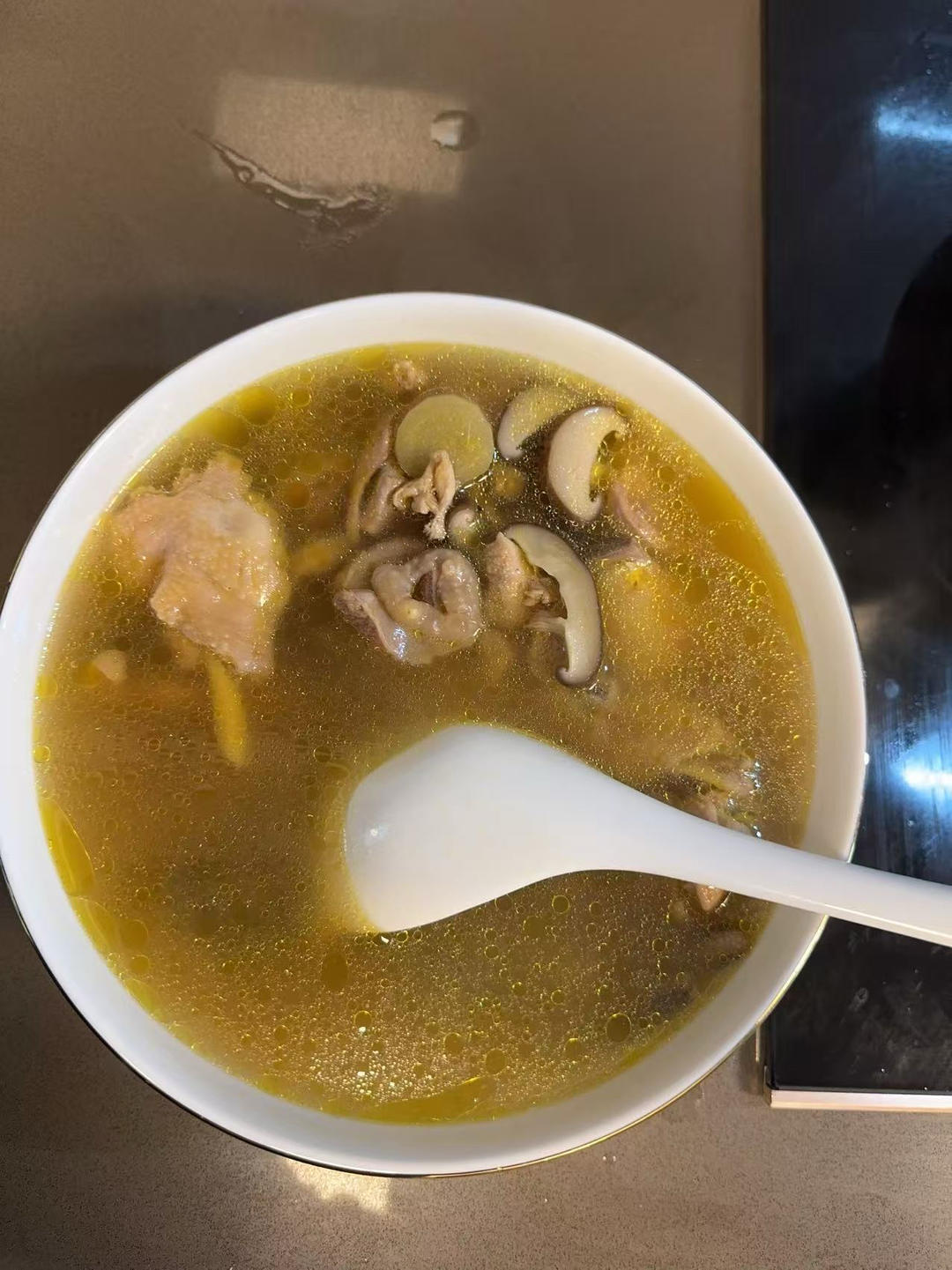 奶奶教的鲜香肥美香菇炖鸡汤