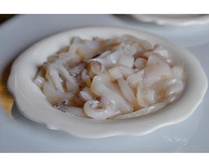 马来西亚咸蛋苏东 “金沙鱿鱼圈”的做法 步骤2