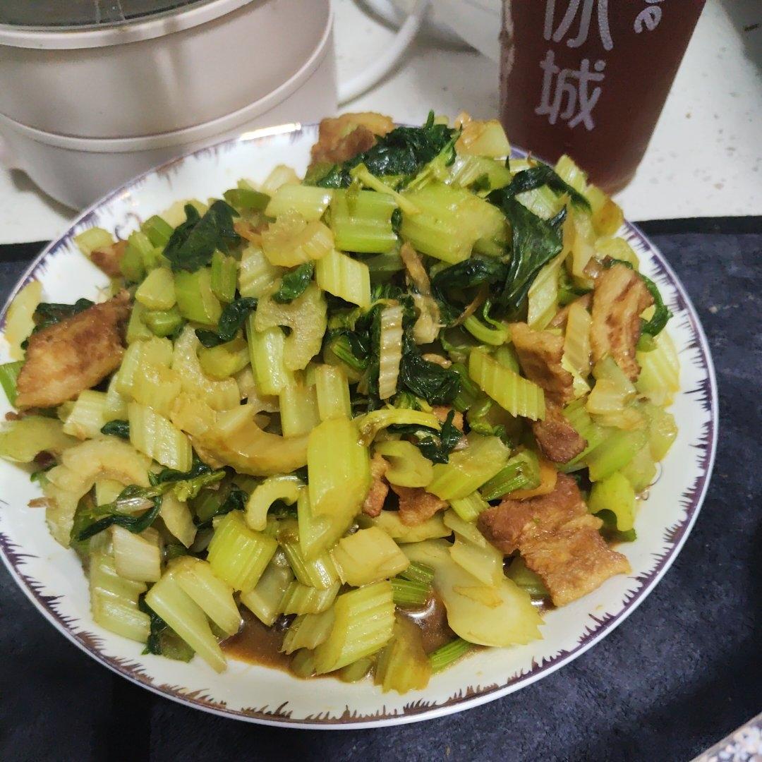 有点费米饭的芹菜炒肉