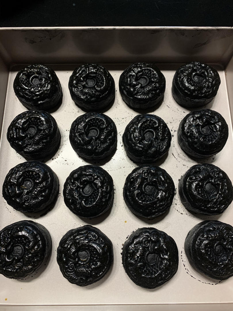 黑芝麻炭黑月饼“我们黑着呢”