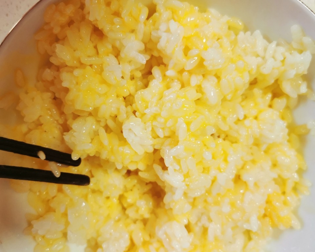 喷香的香肠黄金蛋炒饭的做法 步骤2