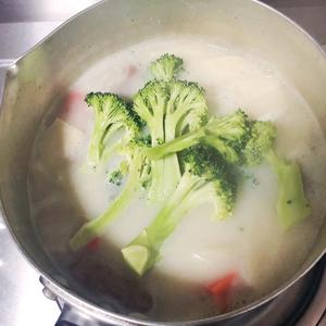 暖身豆乳蔬菜年糕汤的做法 步骤4