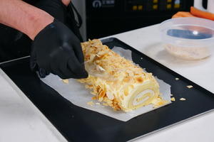 奥利奥咸奶油蛋糕卷  不一样的蛋糕卷 奥利奥夹心的用法的做法 步骤21