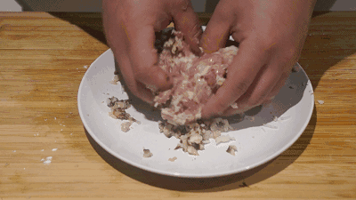 香菇荸荠蒸肉饼的做法 步骤3