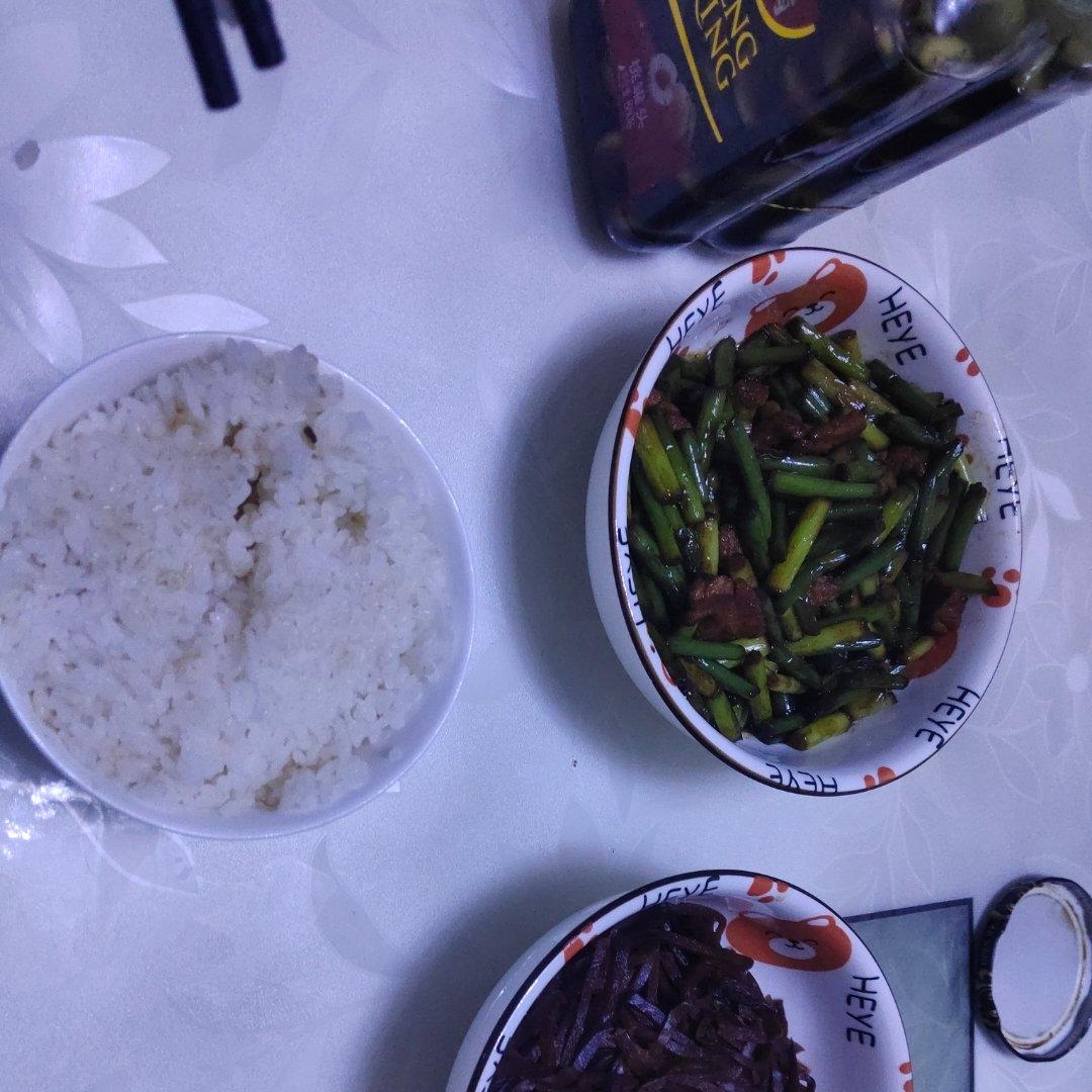 简单易做的下饭菜－蒜苔炒肉