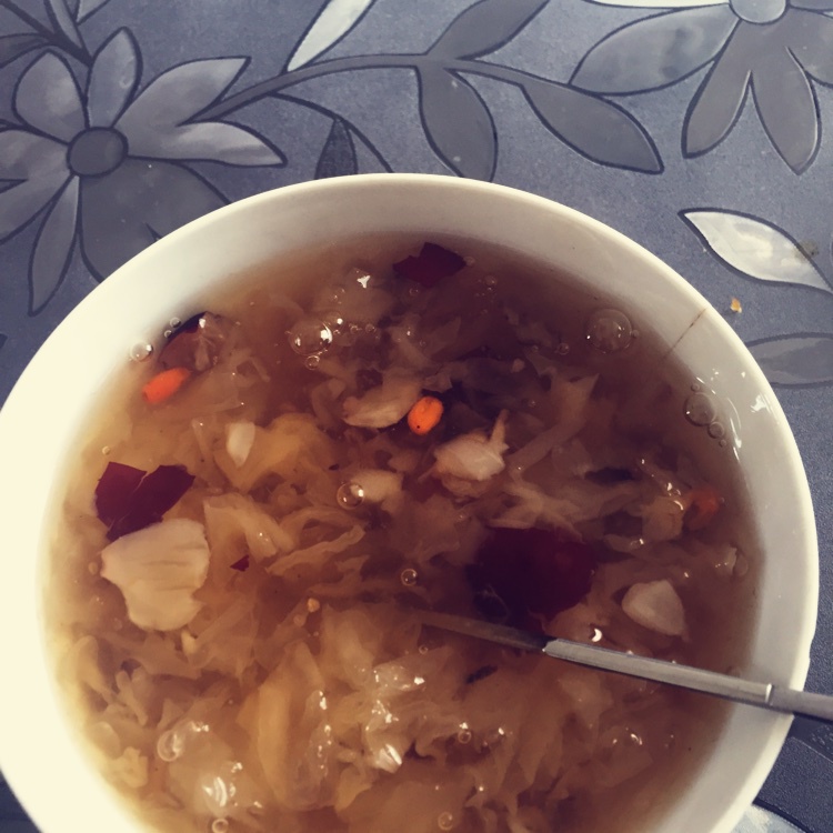 银耳红枣枸杞甜汤