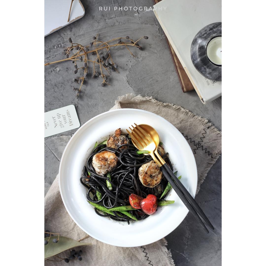 海鲜墨鱼汁意面