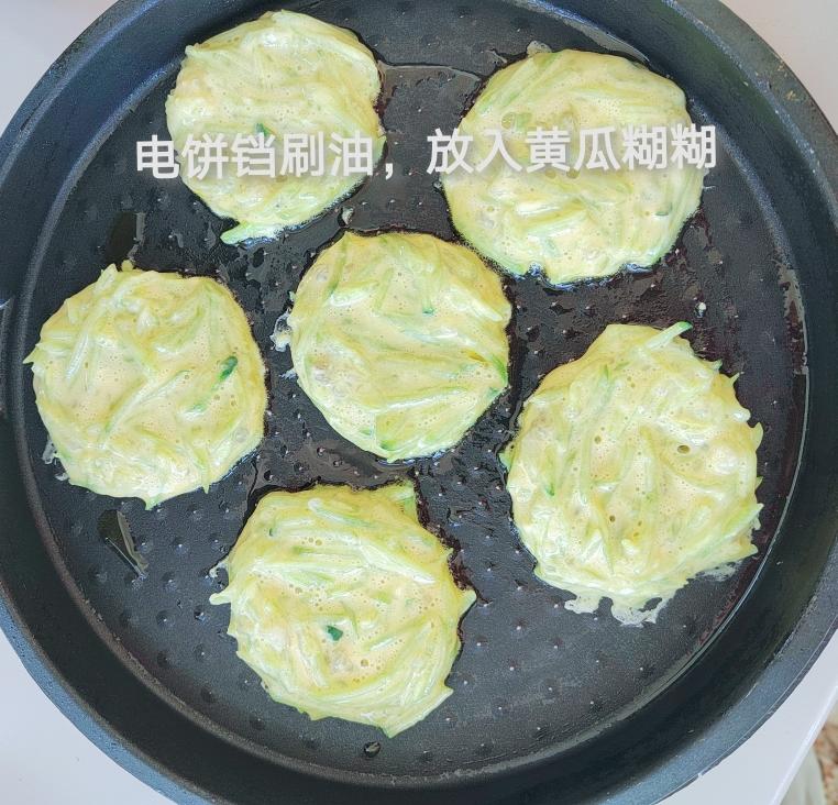 宝宝辅食：黄瓜虾仁鸡蛋饼的做法 步骤7