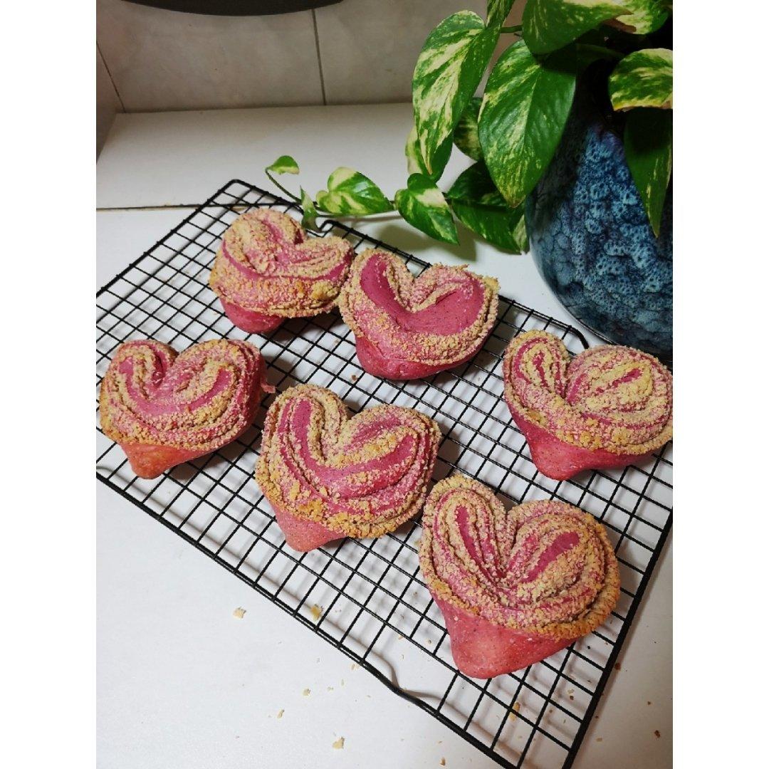 心形火龙果椰蓉面包