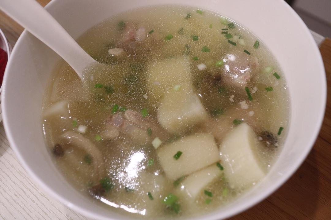 蟹味菇玉米排骨汤