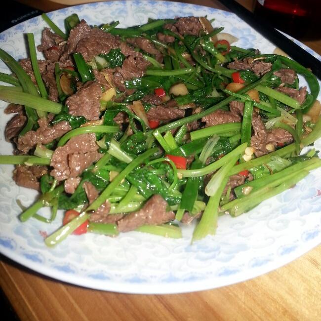 香菜炒牛肉的做法