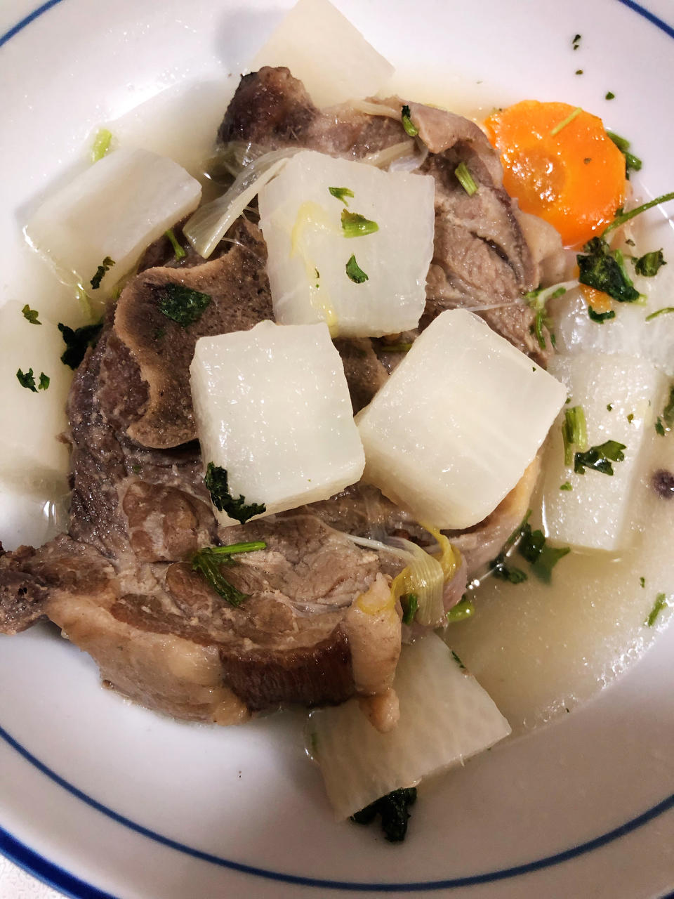 清炖羊排，老爸的拿手菜，汤鲜味浓，羊肉软烂，连萝卜都非常好吃