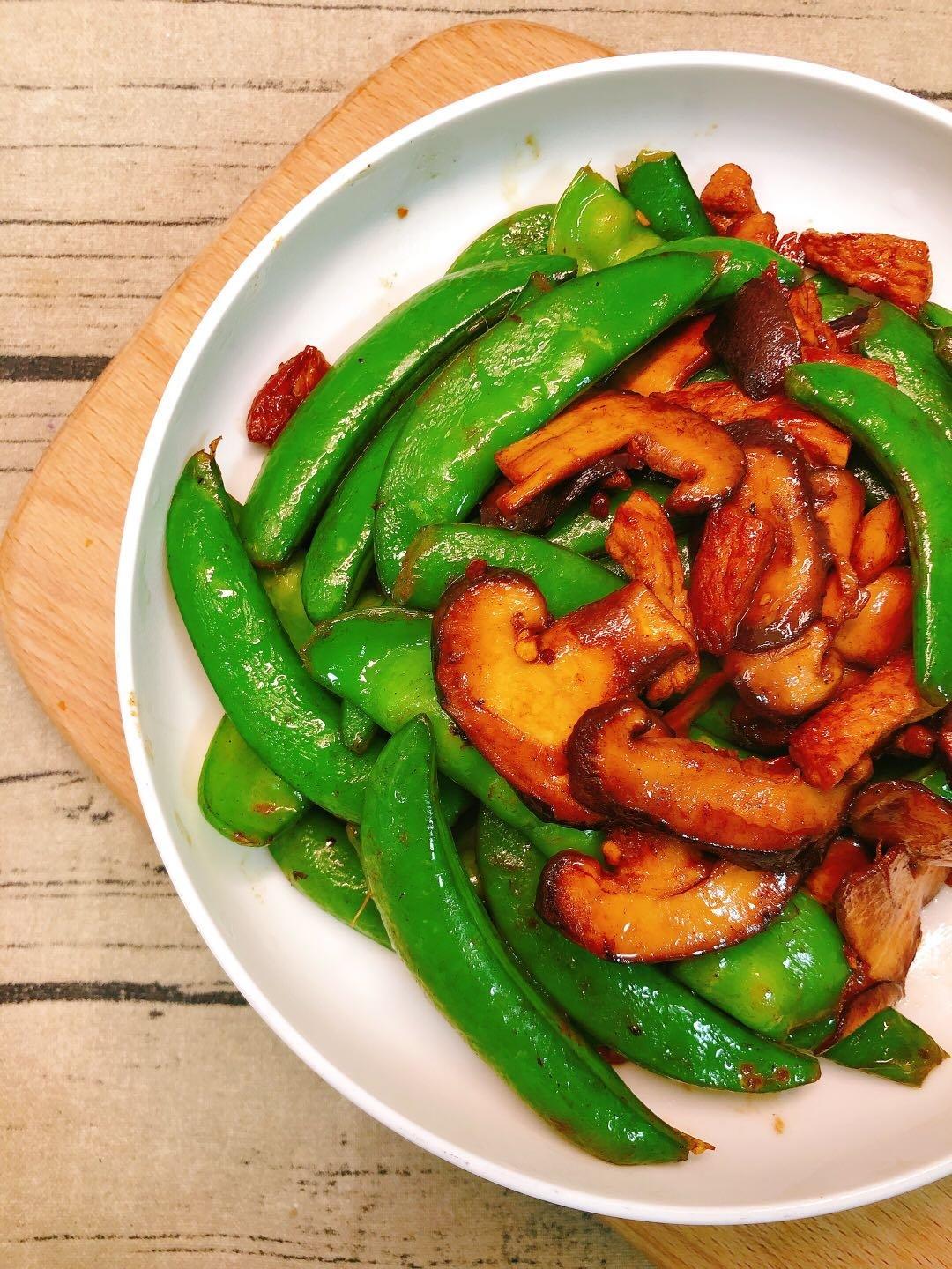 香菇炒豌豆㊙超级开胃的下饭菜~