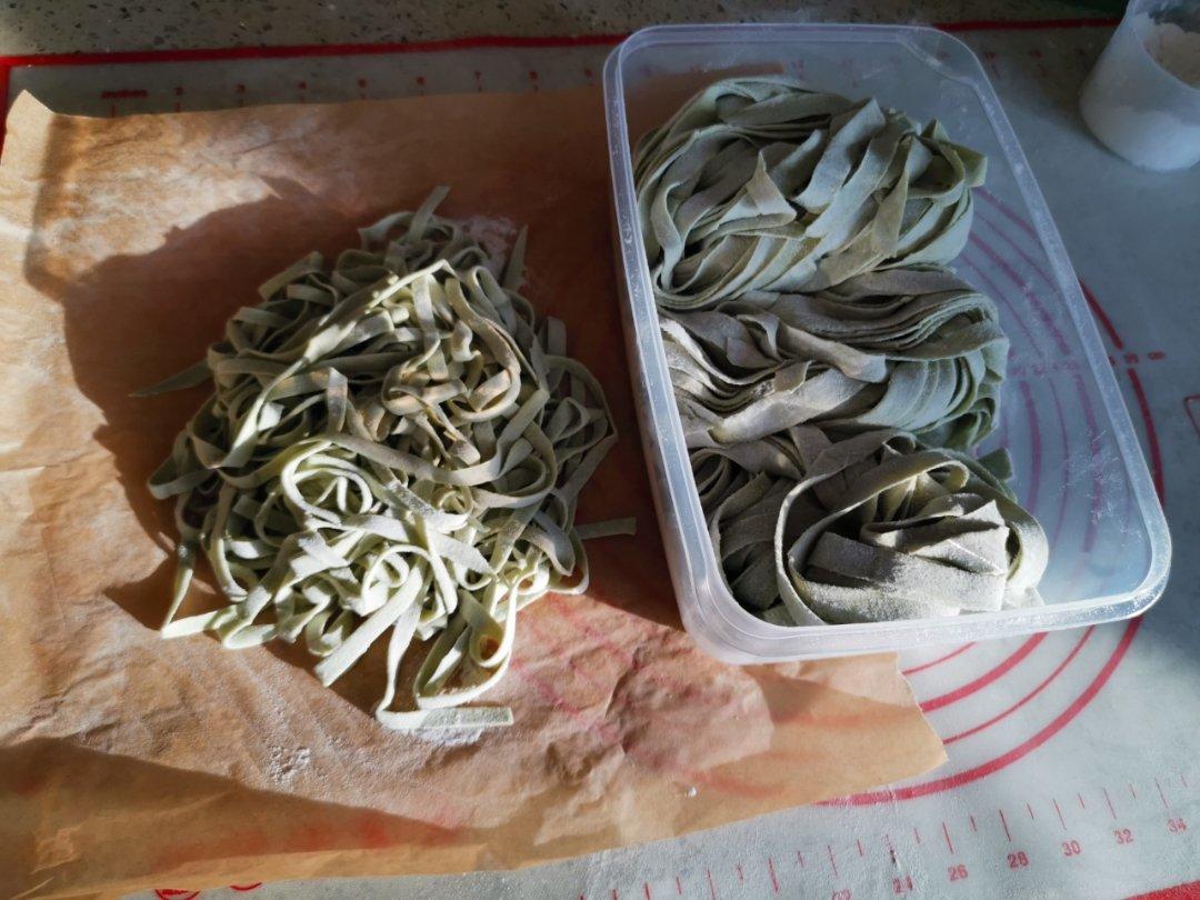 手工菠菜擀面