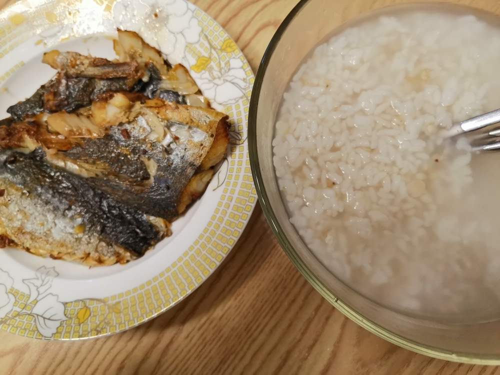 香煎鲅鱼配高粱水饭
