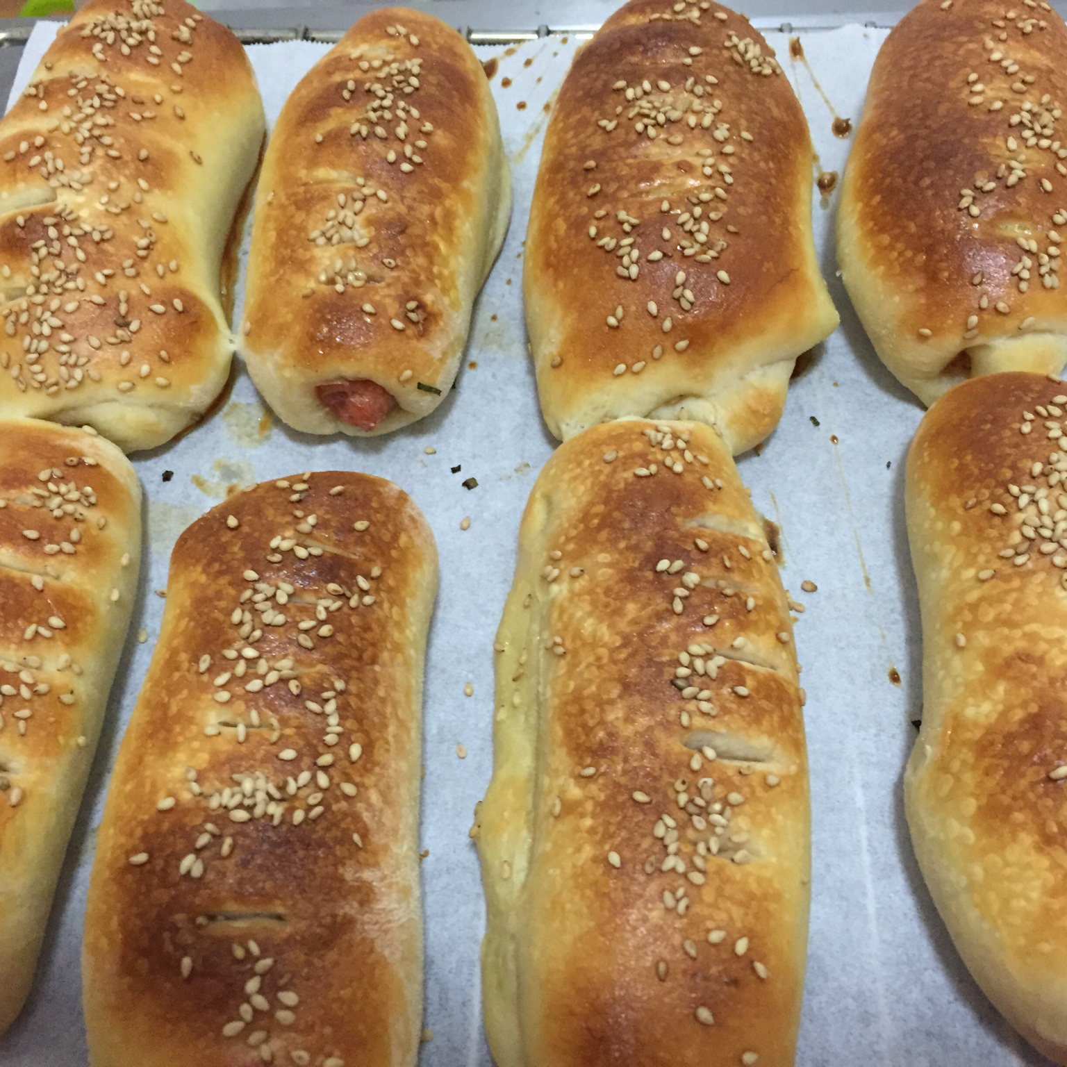 毛毛虫烤肠面包--附面包机揉面心得