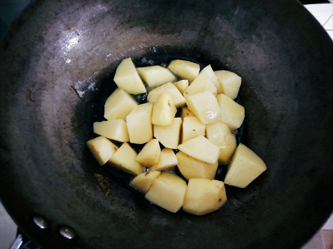 童年专属味道青鱼炖土豆的做法 步骤2