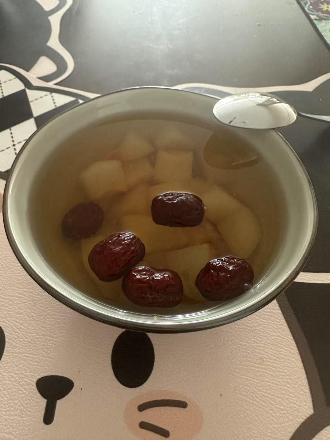 冰糖雪梨汤（清热降火，润肺止咳）