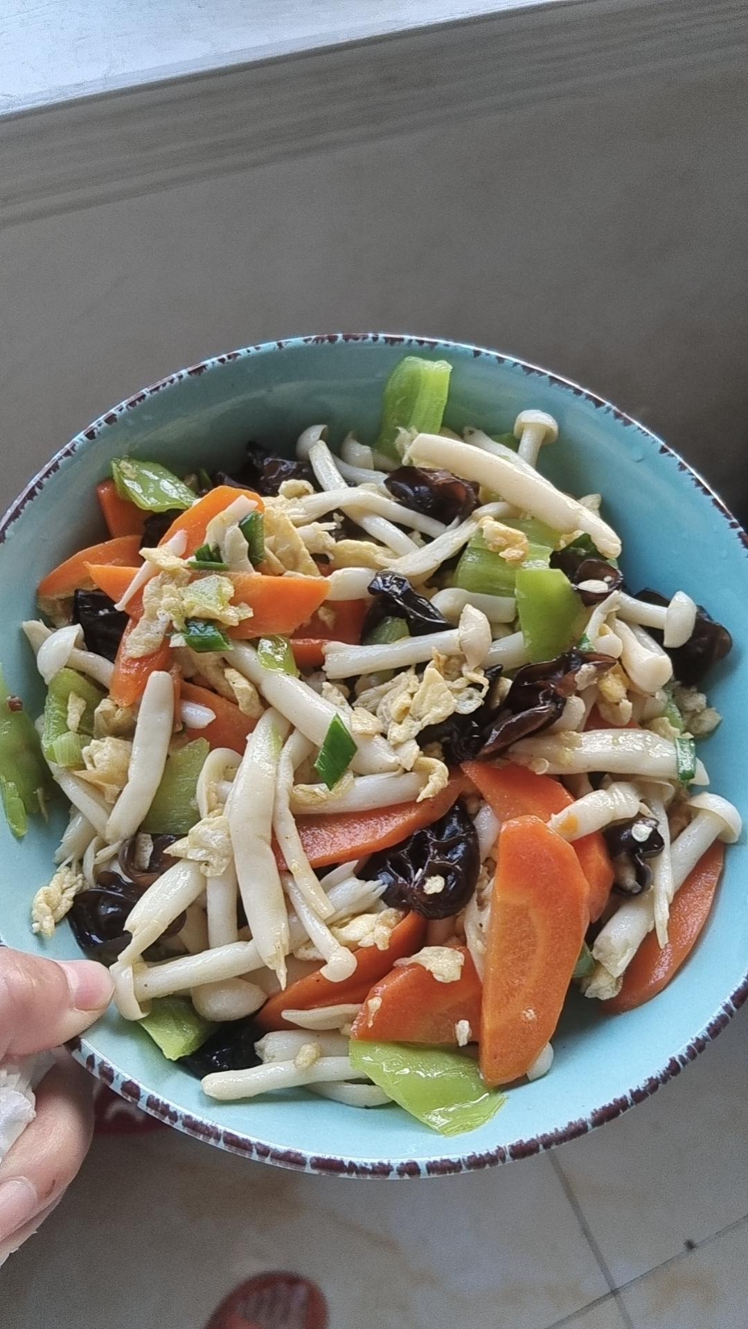 素菜：鸡蛋炒白玉菇木耳