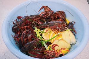 清蒸小龙虾                               超好吃的万能海鲜蘸料的做法 步骤2