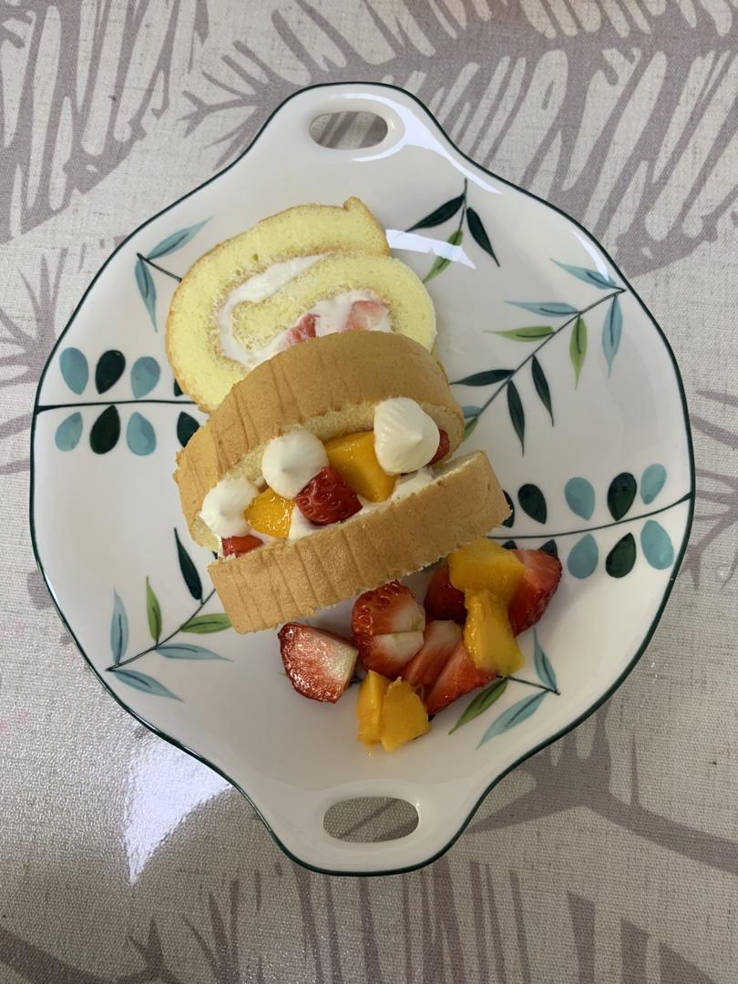 草莓抱抱卷