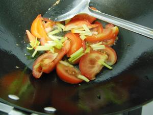 芹菜番茄肉丝面的做法 步骤6